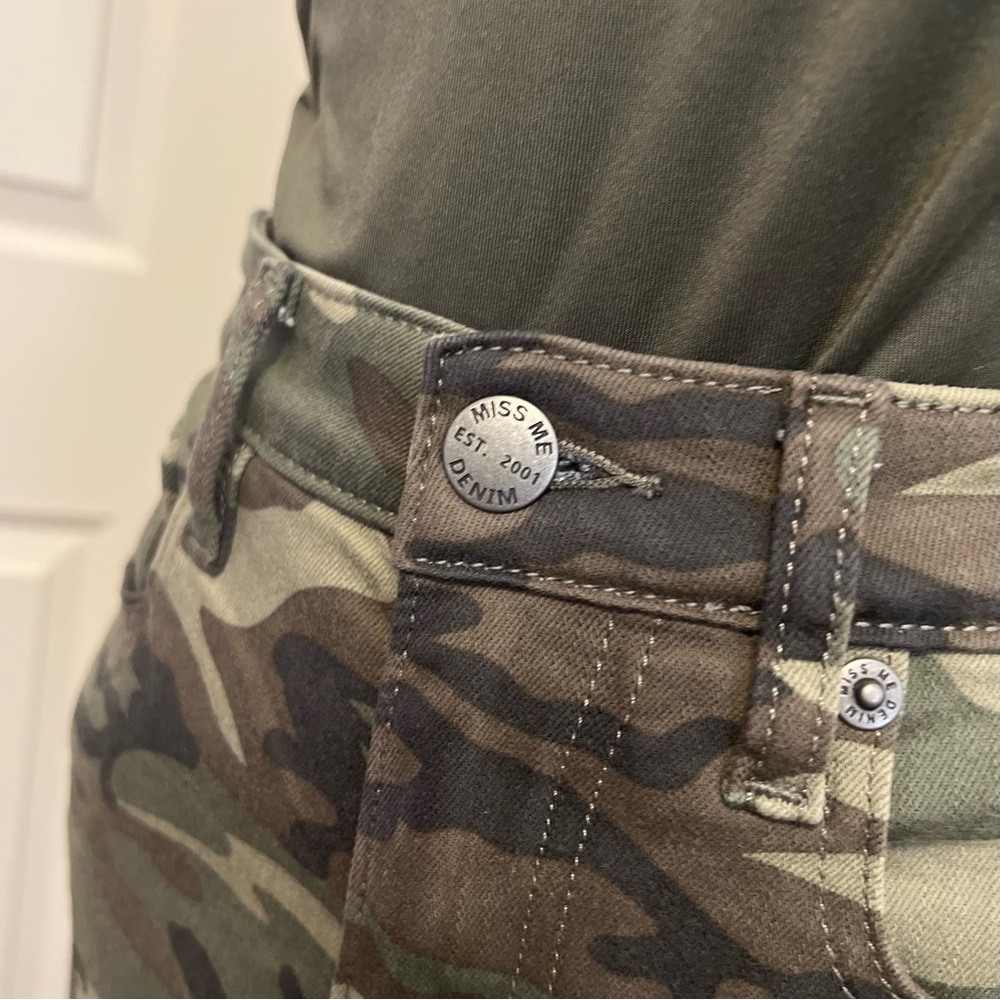 Miss Me Mid Rise Camo Green Skirt Size 25 Perfect for BACK TO SCHOOL!